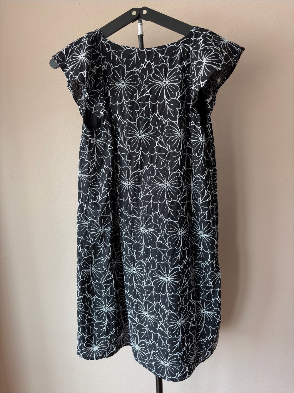 LOFT Medium Petite Black Floral Embroidered
Shift Dress Flutter Sleeve V-Neck - Picture 2 of 5